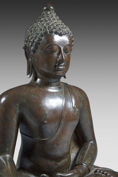 THAÏLANDE, Lan Na Statuette de Bouddha Shakyamuni en bronze à patine brune et verte...