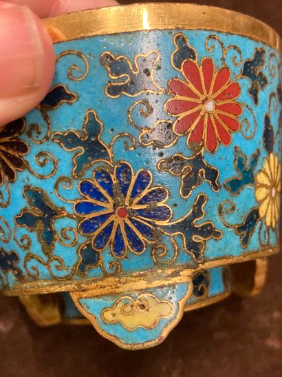 CHINE Petit pot tripode rond en bronze et émaux cloisonnés polychromes sur fond bleu...