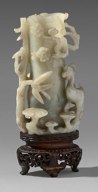 CHINE Petit vase en forme de tronc en néphrite céladon et grise à décor sculpté en...