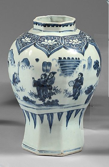CHINE Vase en porcelaine de forme octogonale décoré en bleu sous couverte d'un personnage...