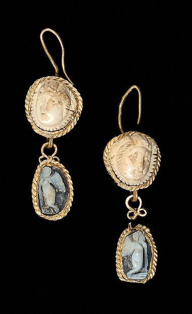 null Pair of earrings composed of two cameo pendants in the shape of a jellyfish...