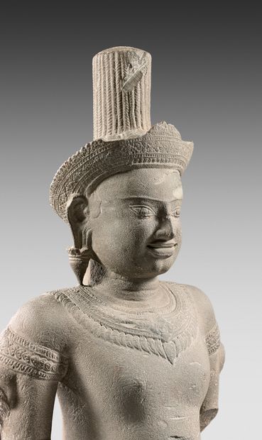 CAMBODGE Statuette en grès gris de Vishnu debout à quatre bras, les yeux ouverts,...