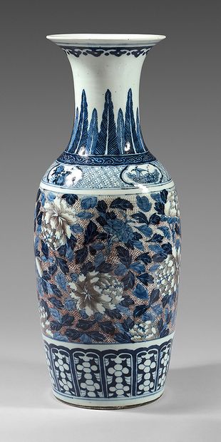 CHINE Vase en porcelaine à décor en bleu sous couverte et rouge de cuivre de pivoines...