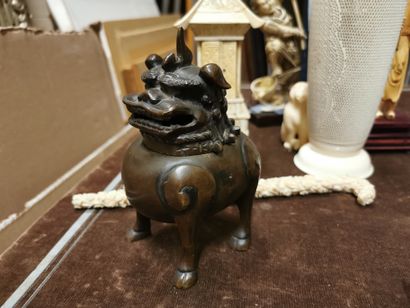 CHINE A small bronze perfume burner with a brown patina in the shape of a qilin.
19th...