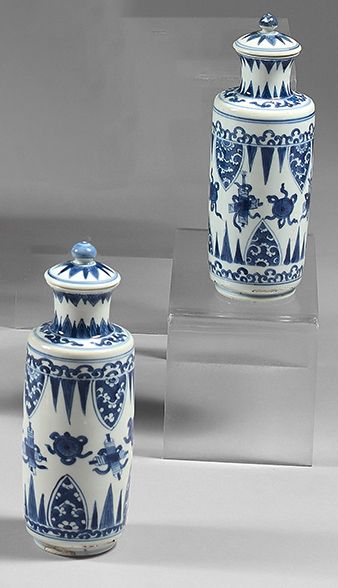 CHINE Paire de de vases couverts en porcelaine de forme cylindrique à décor en bleu...
