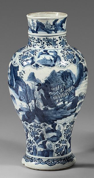CHINE Vase en porcelaine de forme balustre décoré en bleu sous couverte de paysages...