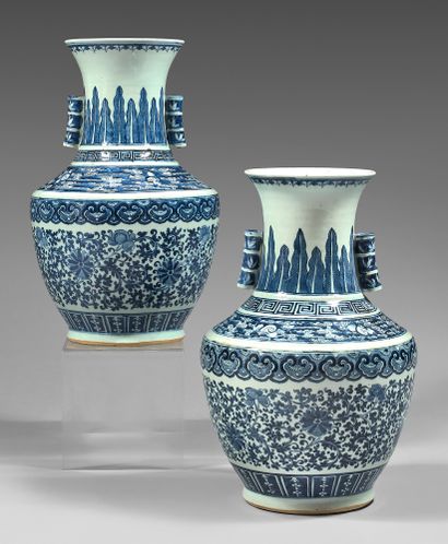 CHINE Paire de vases de forme HU en porcelaine à deux anses tubulaires figurant des...