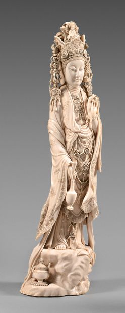 JAPON Grand okimono en ivoire, Kannon debout sur un rocher tenant un vase, la couronne...