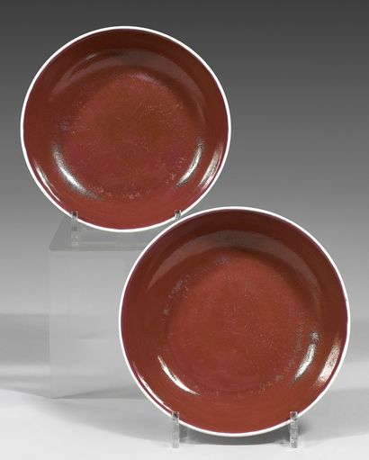 CHINE Paire de coupes circulaires en porcelaine à décor monochrome rouge sang-de-bœuf....