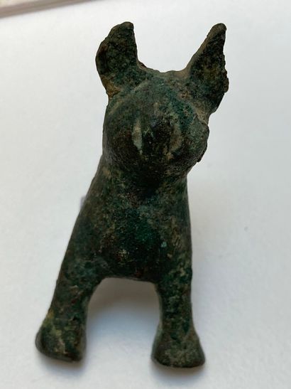 null Lot including a small umbo ?, a foot of a box in the shape of a lion protome...