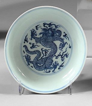 CHINE Coupelle circulaire en porcelaine décorée en bleu sous couverte à l'intérieur...