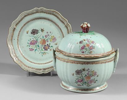 CHINE, Compagnie des Indes Soup tureen and its display of round and lobed shape in...