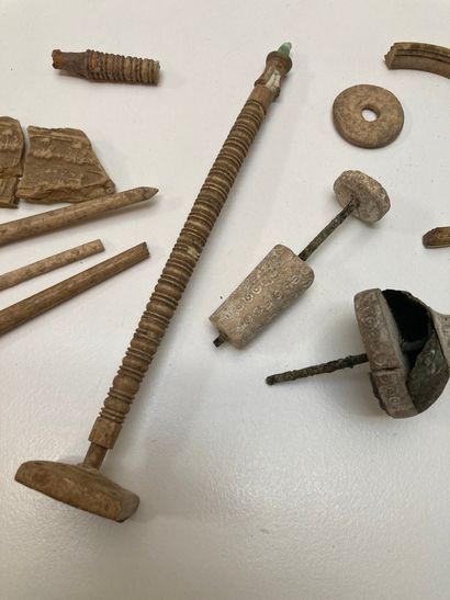  Lot de tabletterie fragmentaire (fusaïoles et quenouilles). Os et bronze. Égypte,...