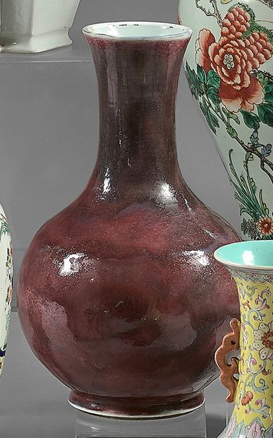 CHINE Vase en porcelaine de forme balustre à décor « flammé » en rouge de cuivre....