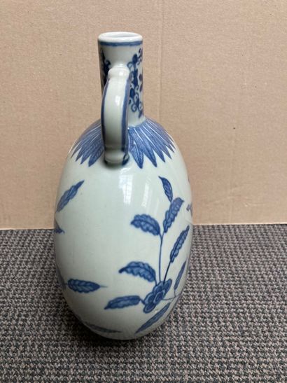 CHINE Gourde dite « moonflask » en porcelaine à panse aplatie, deux anses en forme...
