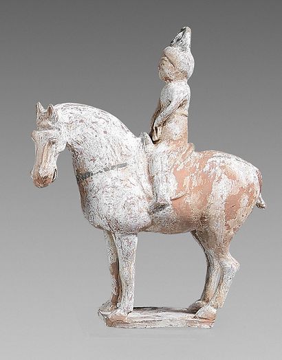 CHINE Statuette en terre cuite de cavalière sur cheval debout.
Style Tang (618-907)...