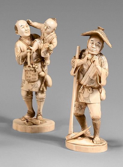 JAPON Deux okimono en ivoire, paysan debout avec une houe, et paysan portant un enfant...