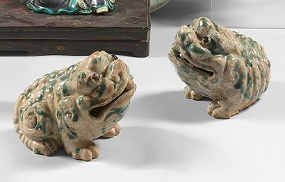 CHINE Pair of three-legged toads in green and grey enamelled stoneware. 19th century...