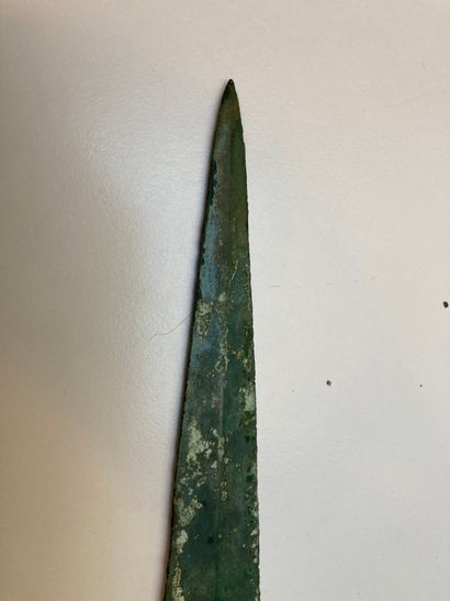 null Dague à lame triangulaire et soie recourbée.
Alliage cuivreux
Chypre (?), Âge...