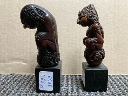 INDONÉSIE Deux manches de kriss en bois sculpté d'esprits assis.
Début du XXe siècle...