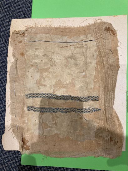  Deux textiles de lin brodé de fils bleus, Égypte, période copte ou islamique, Ve-Xe...