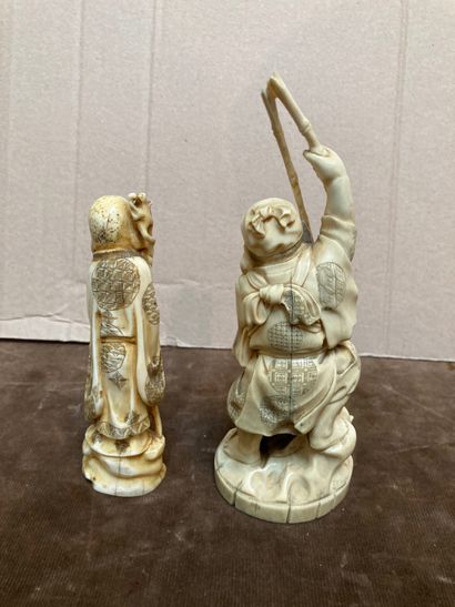 JAPON Two ivory and walrus tooth okimono, Ebisu standing pulling his fishing rod...