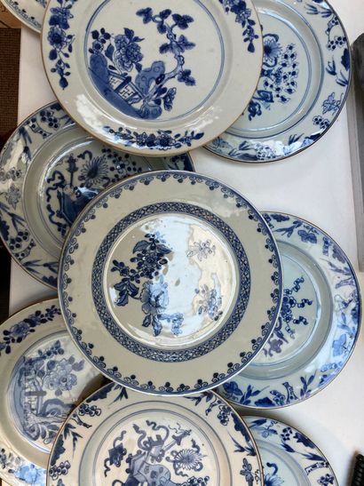 CHINE Quatorze assiettes en porcelaine de forme circulaire à décor en bleu sous couverte...