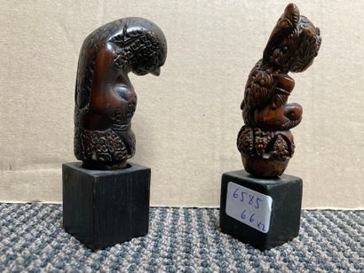INDONÉSIE Deux manches de kriss en bois sculpté d'esprits assis. Début du XXe siècle...