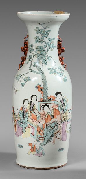 CHINE Vase balustre à col ouvert en porcelaine émaillée polychrome. Début du XXe...
