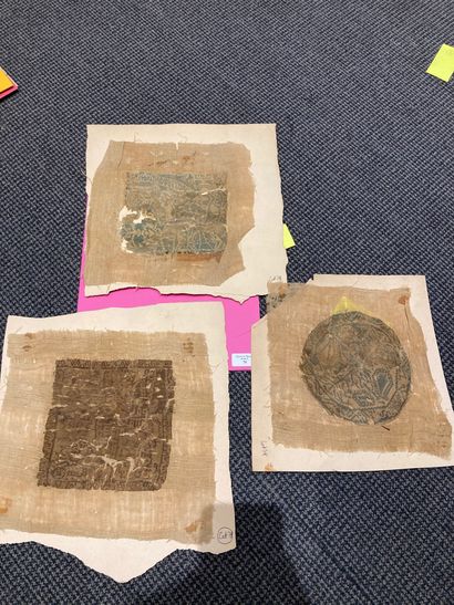  Trois fragments de tapisserie de soie à décor végétal stylisé, probablement Syrie...