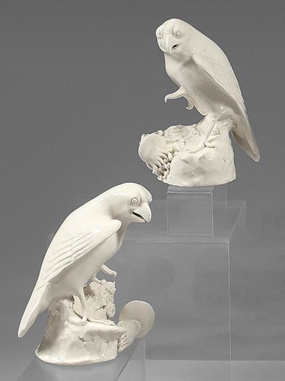 JAPON, HIRADO Deux groupes en porcelaine représentant un faucon perché sur un rocher,...