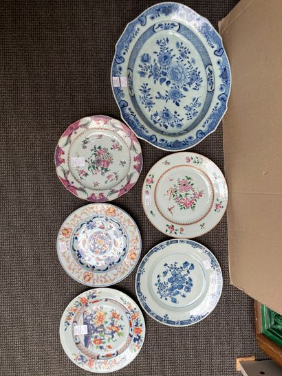 CHINE Lot including five plates (four circular and one with a contoured border) and...