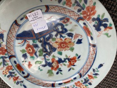 CHINE Lot comprenant cinq assiettes (quatre circulaires et une à bordure contournée)...