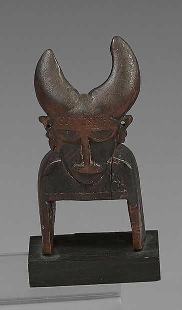 null Djimini loom pulley stirrup (Ivory Coast). 
 The stirrup is surmounted by a...