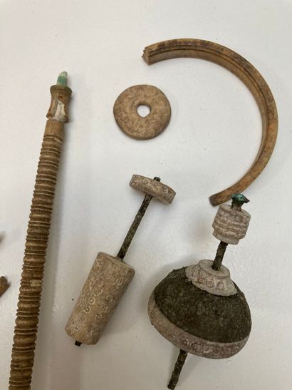 null Lot of fragmentary tableware (spindle whorls and cattails). 
 Bone and bronze.
Egypt,...