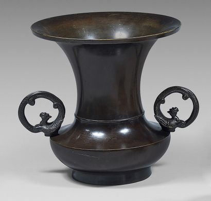 JAPON Vase en bronze à patine brune à panse basse et col ouvert, les anses formant...