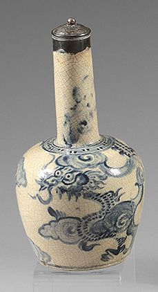 VIETNAM, Fours de BAT-TRANG Vase bouteille à long col étroit en grès porcelaineux...