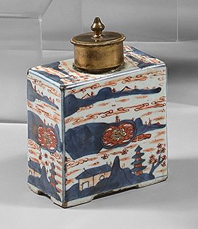 CHINE Rectangular porcelain tea caddy decorated in the imari palette with lake landscapes.
Kangxi...