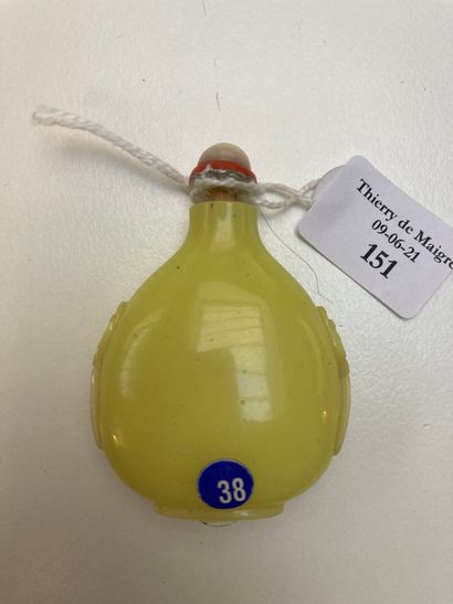CHINE Flacon tabatière piriforme aplati en verre jaune citron les anses incisées...