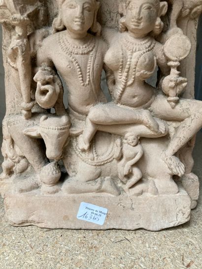  INDE  Fragment de stèle en grès rose sculpté en haut-relief de Shiva et Parvati...