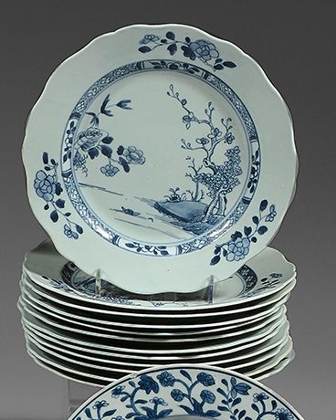 CHINE Douze assiettes en porcelaine à décor bleu et blanc, au centre d'un paysage...
