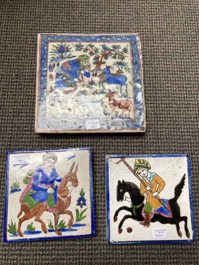 IRAN Trois carreaux en céramique à décors polychromes divers dont deux cavaliers,...