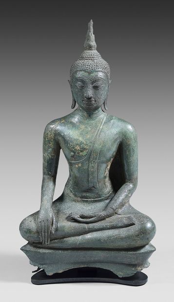 THAÏLANDE Statuette de bouddha en bronze assis en padmasana sur le naga la main gauche...