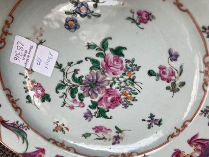 CHINE Lot including five plates (four circular and one with a contoured border) and...
