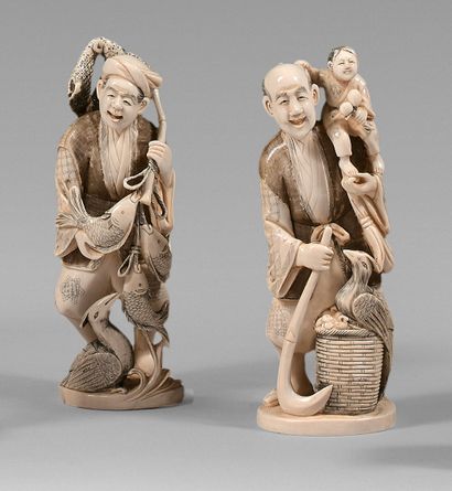 JAPON Deux okimono en ivoire,un paysan debout tenant une serpe, son enfant sur l'épaule,...