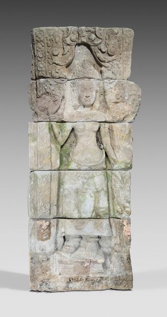 CAMBODGE Stele in several parts in sandstone carved Deveta standing, the right hand...