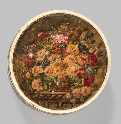 null Round ivory box entirely painted with flowers in bouquets, still lifes and cartouches...
