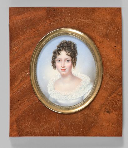 ÉCOLE FRANÇAISE VERS 1820 
Portrait de femme en robe blanche.
Miniature ovale peinte...