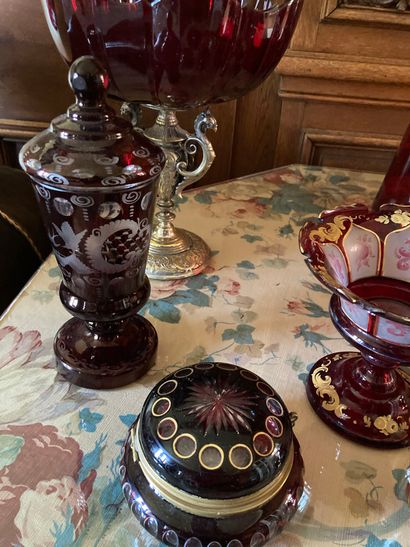 null Ensemble de verrerie en cristal rouge : paire de vases, 1 coupe montée, vases,...