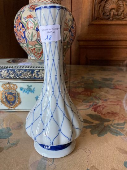 null Lot comprenant une potiche de Delft, deux boîtes en porcelaine dans le goût...